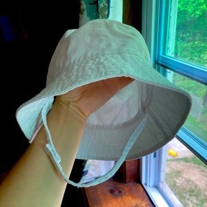 Baby Gap white bucket hat